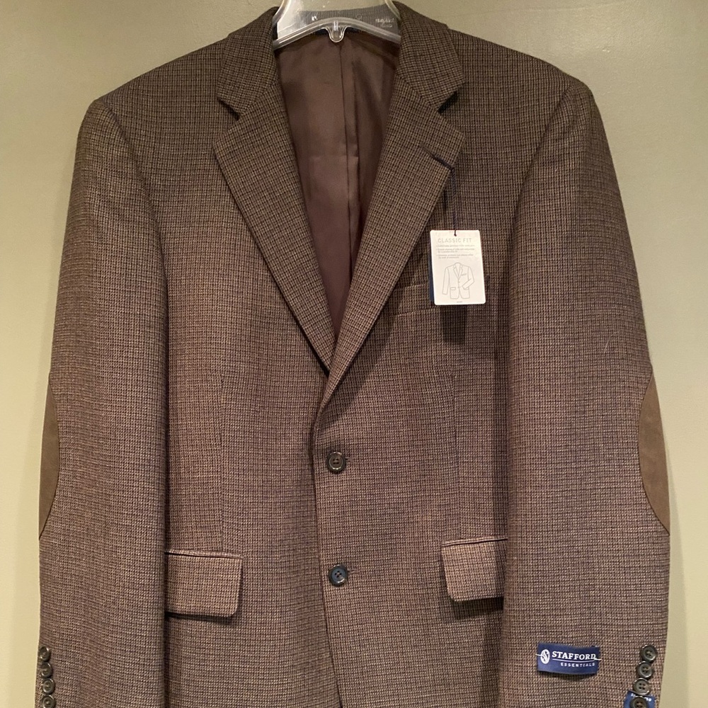 Men’s blazer by Stafford, NWT. Classic fit, size 40R with suede elbow patches.